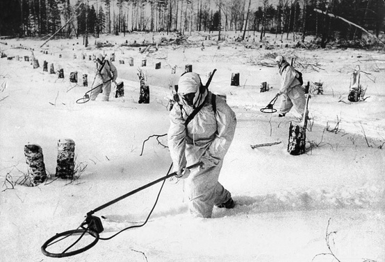 Photo:  Red Army sappers are using induction mine detectors type VIM